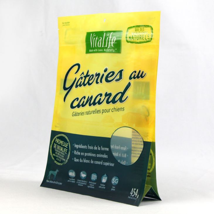 کتا کھانے بیگ کھڑکی کے ساتھ