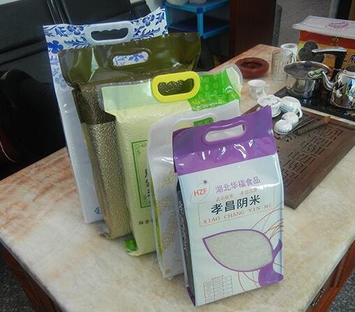 چاول بیگ کا ڈیزائن برانڈ تصور اور رنگ پوزیشننگ پر توجہ دینا چاہئے