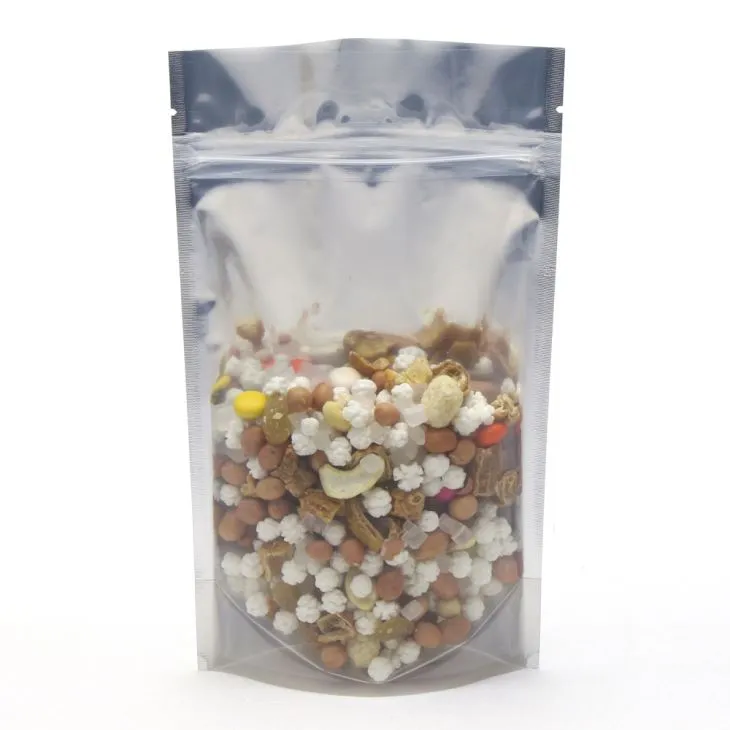 تولیے پر کھڑے شفاف ایلومینیم ورق